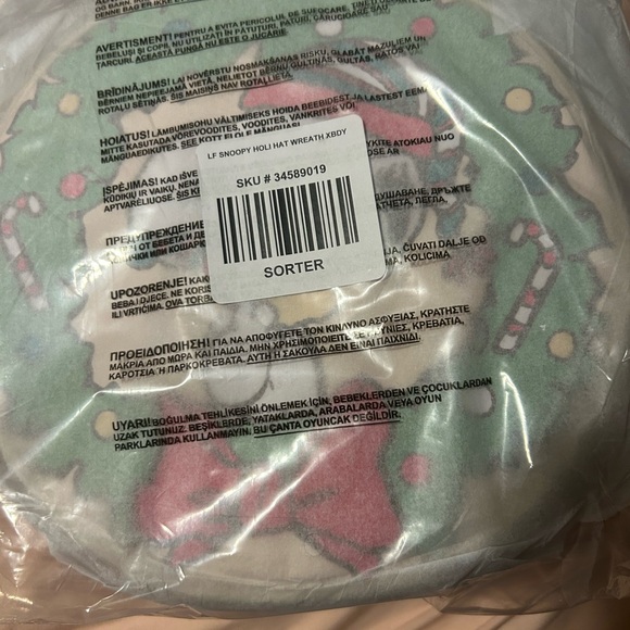 Loungefly Snoopy Christmas Round Crossbody Bag and wallet - Picture 3 of 13